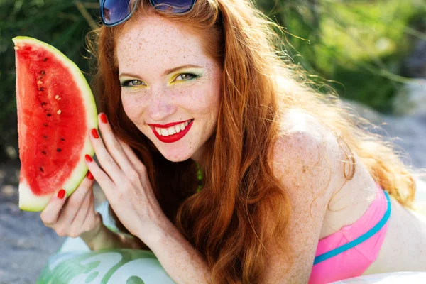Leende flicka med fräknar holding vattenmelon — Stockfoto