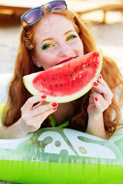 Leende flicka med fräknar holding vattenmelon — Stockfoto