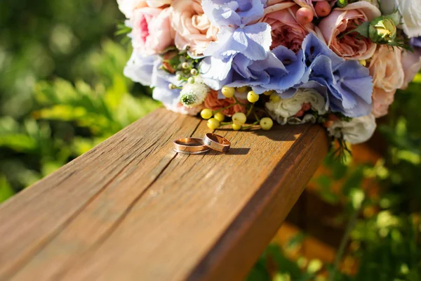 Ramo de boda de rosas y fresia azul — Foto de Stock