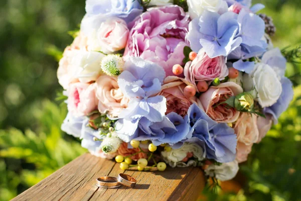 Buquê de casamento de rosas e fresia azul — Fotografia de Stock