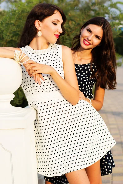 Dos amigas jóvenes vistiendo vestidos bonitos — Foto de Stock