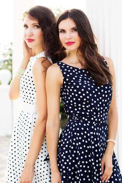 Twee jonge meisjes vrienden dragen mooie jurken — Stockfoto