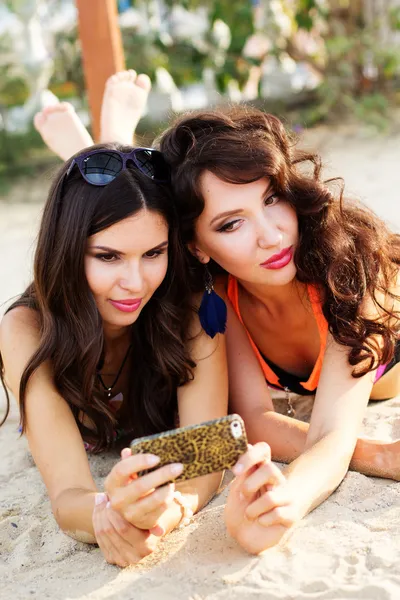 两个年轻女孩朋友一起在海滩 — 图库照片