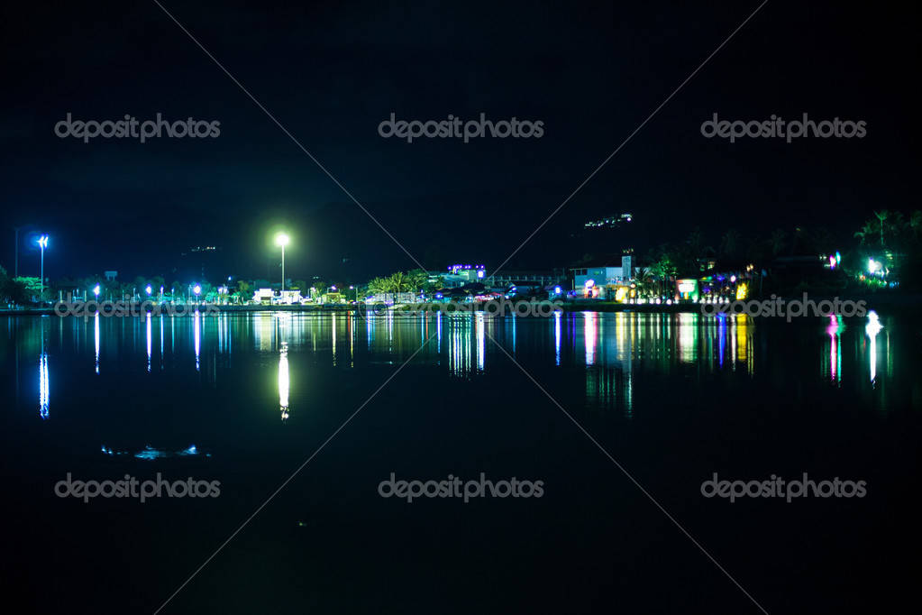 Отражение света в озере ночью — стоковое фото