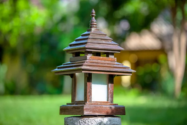 Linternas de pagodas de piedra como arquitectura asiática tradicional