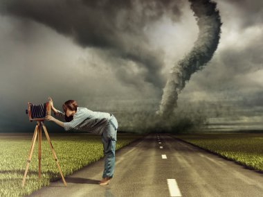 fotoğrafçı ve tornado