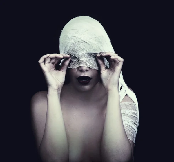 Kobieta w bandaż — Zdjęcie stockowe