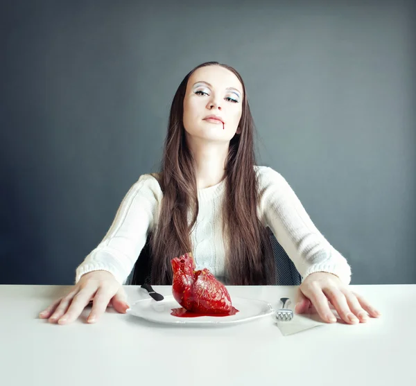 Woman and heart — Stock Photo, Image