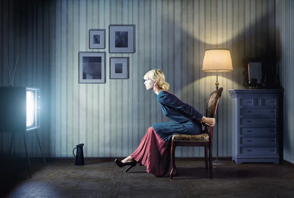 Mujer viendo tv — Foto de Stock