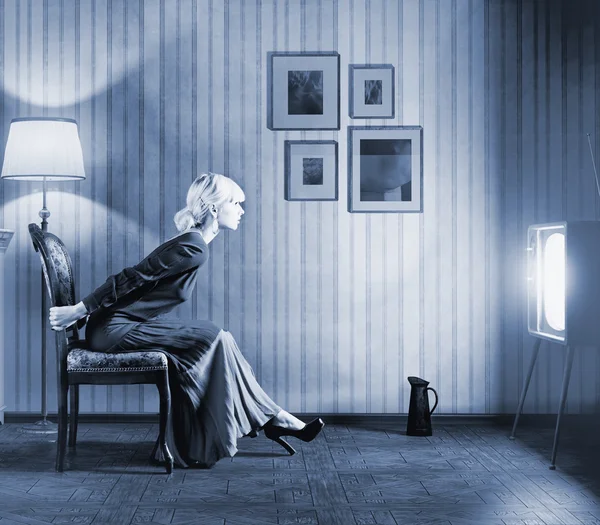 Woman watching tv — Stock Photo, Image