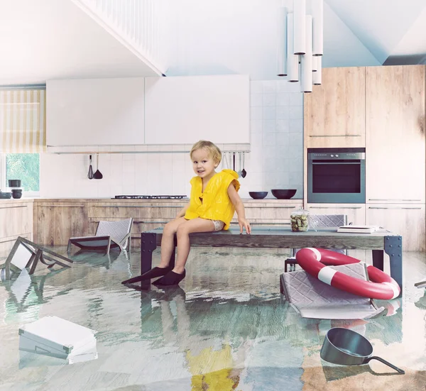 Niño Jugando Mesa Mientras Que Las Inundaciones Cocina — Foto de Stock