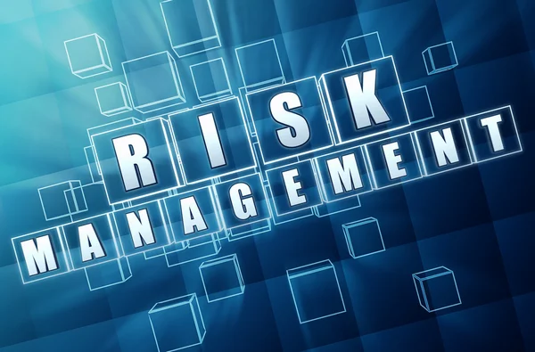 Risikomanagement in blauen Glaswürfeln — Stockfoto