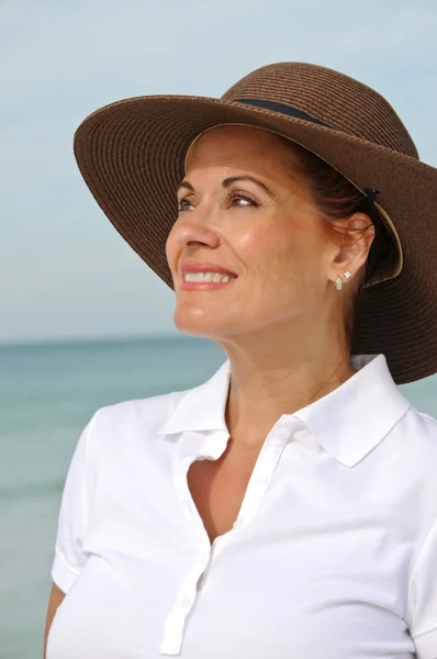 Atractiva mujer de pie en la playa — Foto de Stock