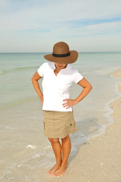 Mujer en la playa buscando conchas marinas —  Fotos de Stock