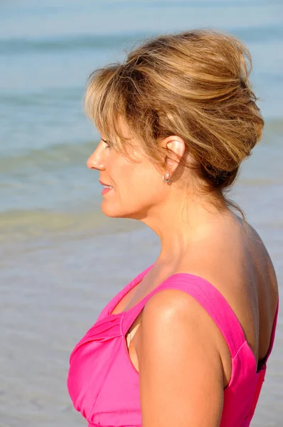 Mulher atraente vestindo um vestido rosa — Fotografia de Stock