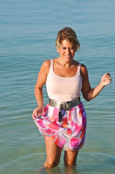 Attractive Woman Standing in the Surf — Stock Photo, Image