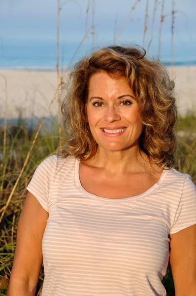 Aantrekkelijke vrouw op het strand bij zonsopgang — Stockfoto