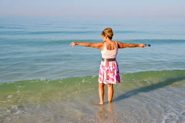 Donna in piedi nell'oceano — Foto Stock