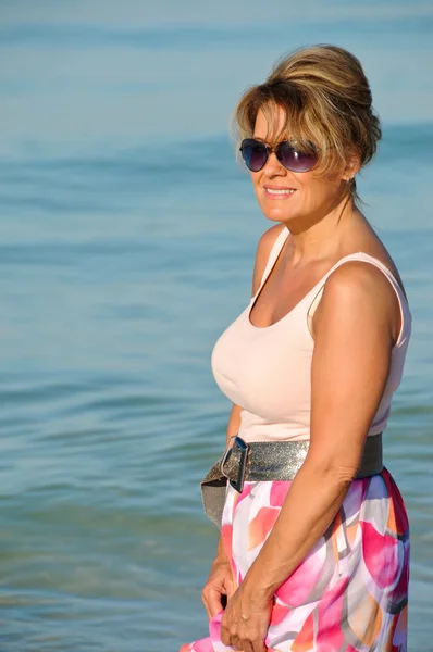 Mulher atraente andando na praia — Fotografia de Stock