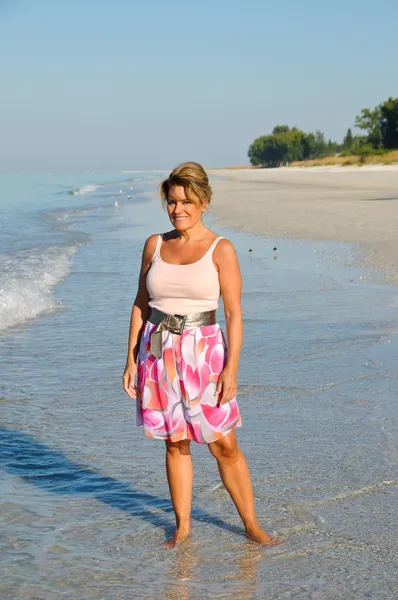 Mulher atraente andando na praia — Fotografia de Stock