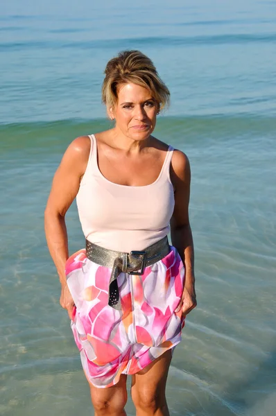 Atractiva mujer caminando en la playa — Foto de Stock