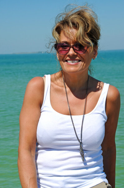 Женщина на пляжной прогулке
