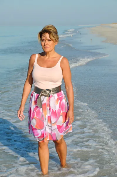 Ελκυστική γυναίκα που περπατά στην παραλία — Φωτογραφία Αρχείου