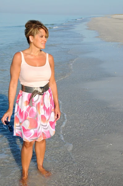 Atractiva mujer caminando en la playa —  Fotos de Stock