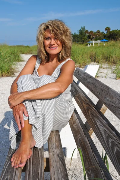 Donna attraente seduta su una panchina — Foto Stock