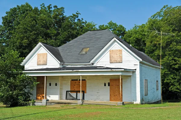 Verlassenes Haus mit vergitterten Fenstern — Stockfoto