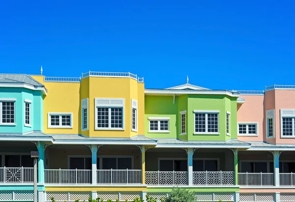 Renkli beach condominiums — Stok fotoğraf