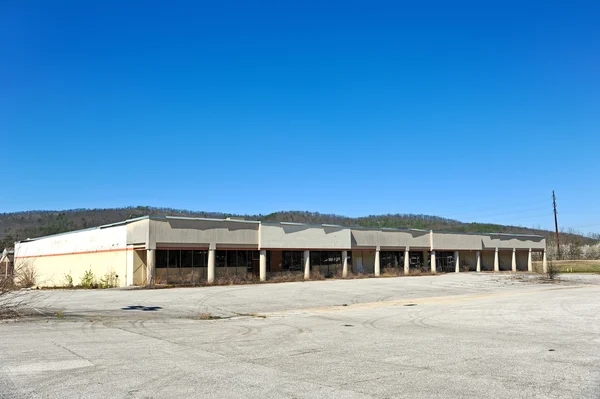 Edificio comercial abandonado — Foto de Stock