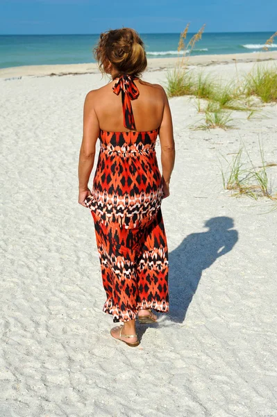 Mujer en la playa — Foto de Stock