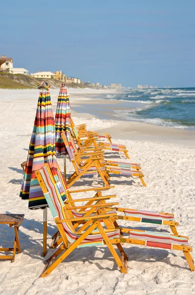 Пляжні стільці та парасольки — стокове фото
