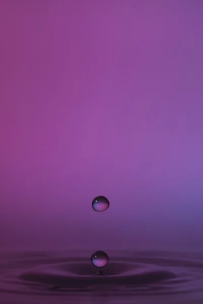 Rosa Wassertropfen — Stockfoto