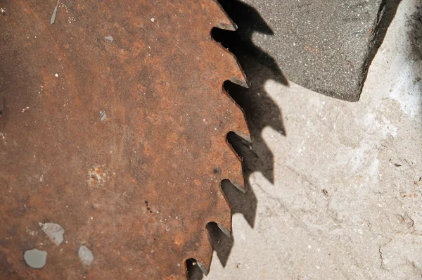 eski paslı daire testere ve emery tekerlek