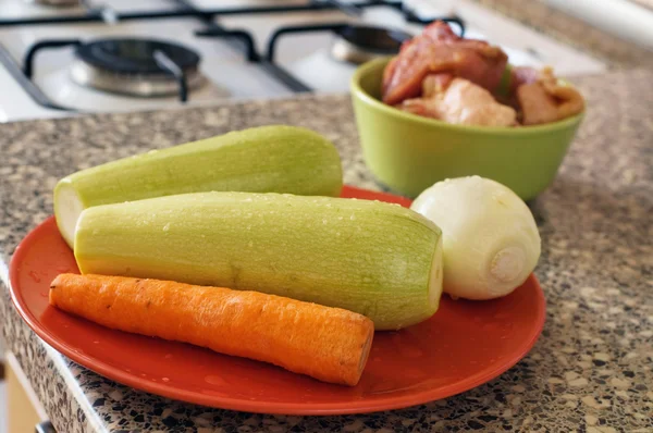 iki bitkisel iliği, havuç, ampul, ete mutfak plakaları