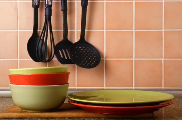 Stack of plates on a background of a ceramic tile — Stock Photo, Image