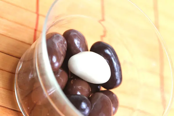 초콜릿으로 덮인 마카다미아 너트 — 스톡 사진