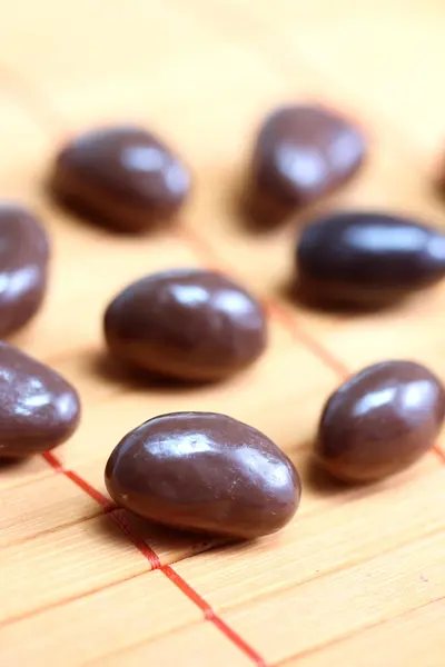 Nueces de macadamia cubiertas con chocolate —  Fotos de Stock