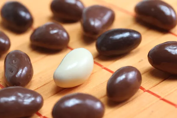 Nozes de macadâmia cobertas com chocolate — Fotografia de Stock