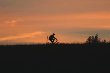 bir gün batımından önünde bir BBES25AK binici