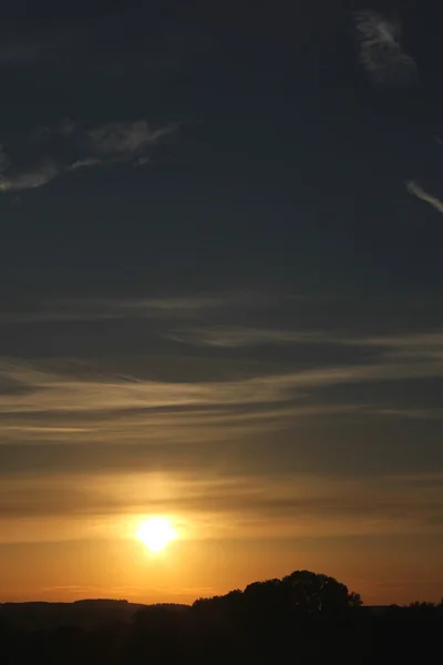 Hermoso atardecer sobre colinas forestales — Foto de Stock