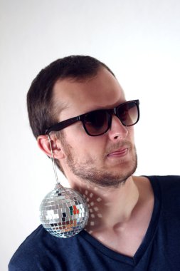 küçük ayna topu ile komik adam