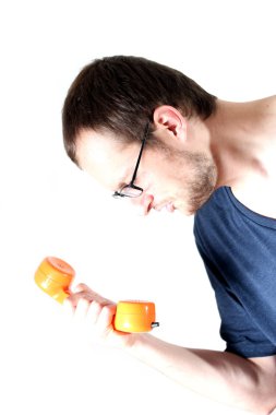 adam eski bir telefon ahizesi