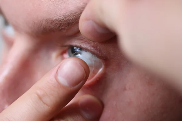 Kontakt lens içinde getiren adam