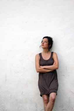 genç kadın bir düz duvara dalgın görünüyor