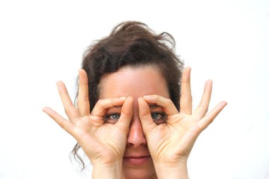 genç kadın simüle gözlük