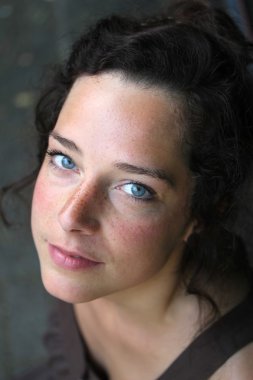 güzel bir genç kadın kapatmak