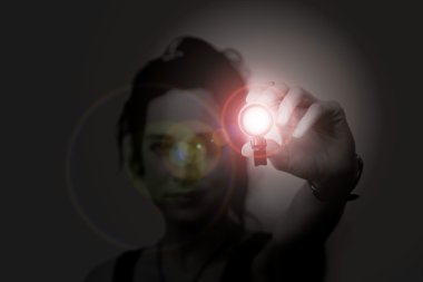 karanlık bir gecede bir led el feneri tutan genç kadın